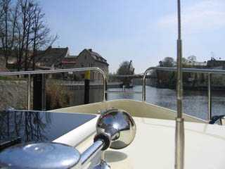 Kurs auf die Klappbr�cke von Zehdenick/Havel